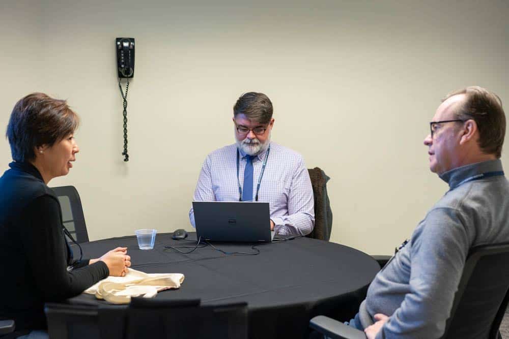 Summit attendees meets with a clinical trial navigator. Photo by Melissa Lyttle